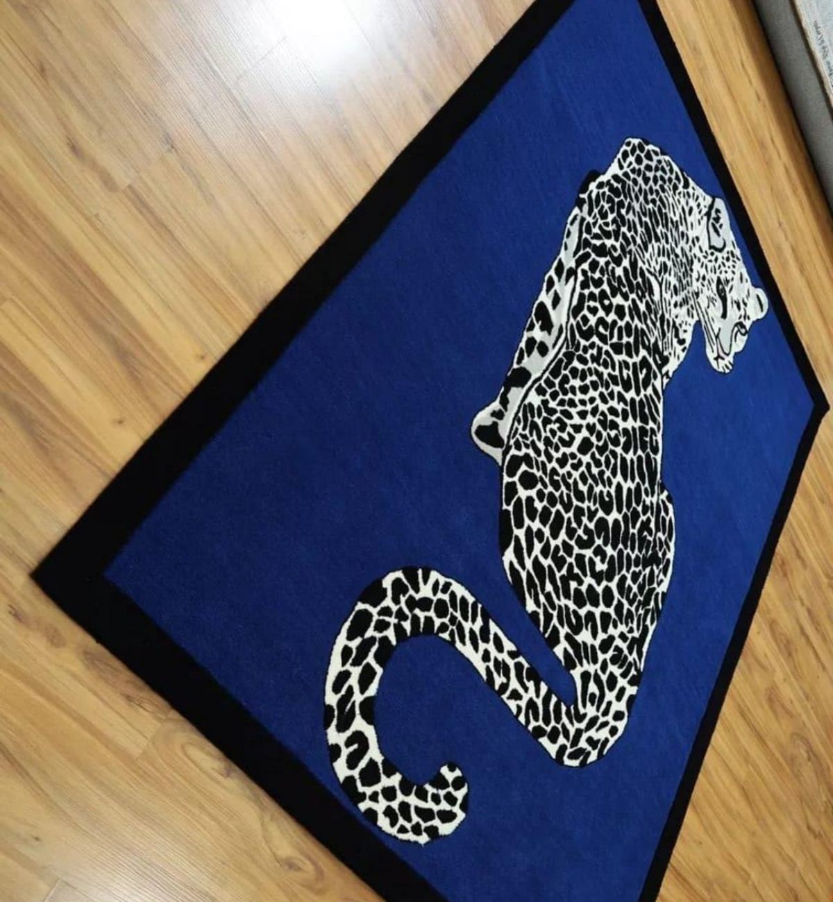Handtufted Animal Rug Leopard-Shaped-Black-AT30