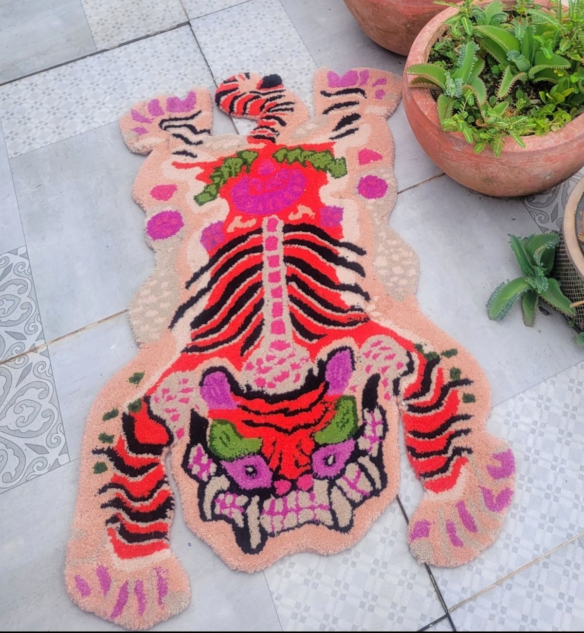 Handtufted Animal Rug Tiger-shaped Light Pink And  green/black AT440